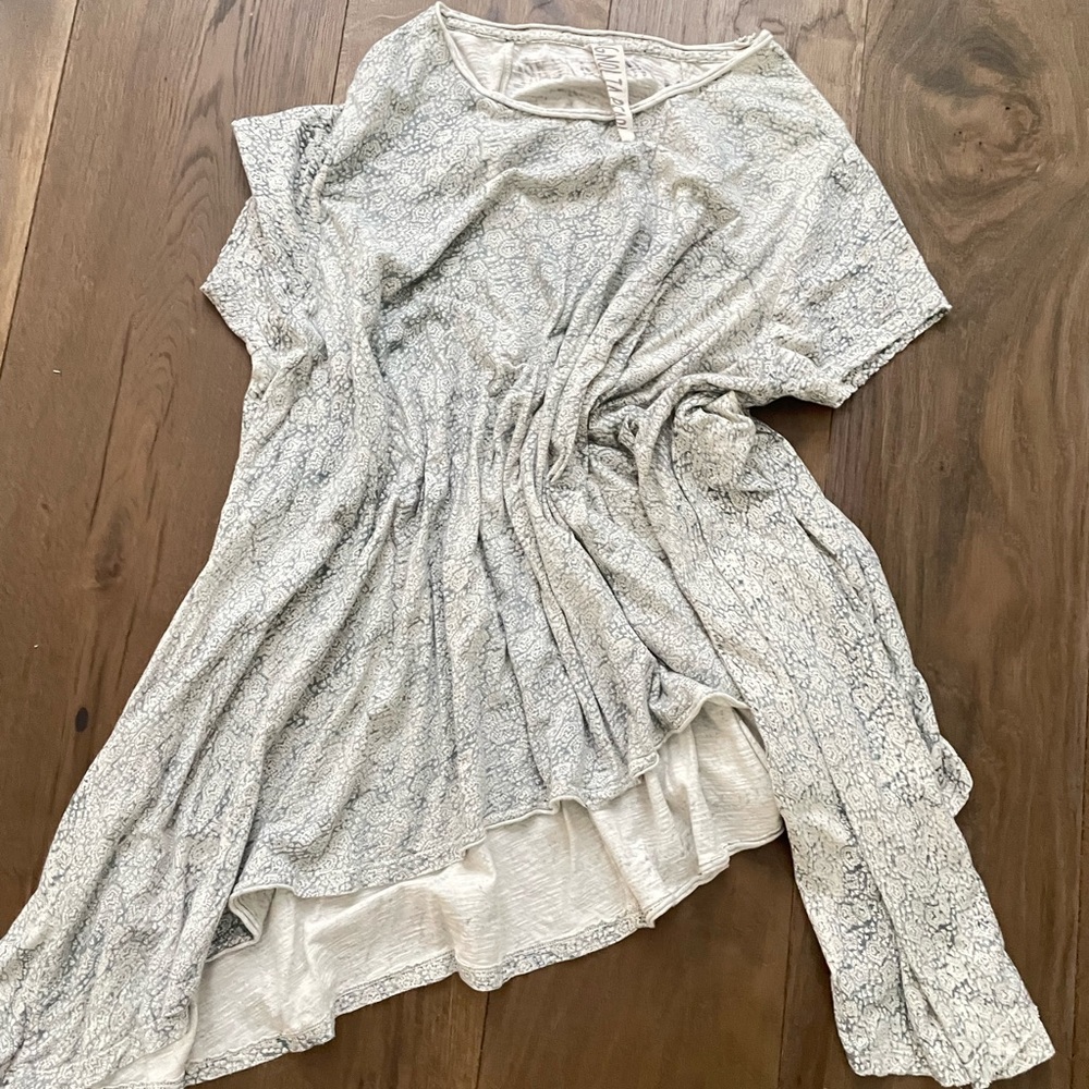 Magnolia Pearl Jett T Gray Tunic Pre-loved -No Tag. Final Price Posted